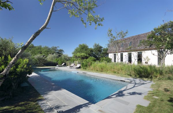 TA Dumbleton creates a Hamptons guest house with stucco walls and steel casement windows