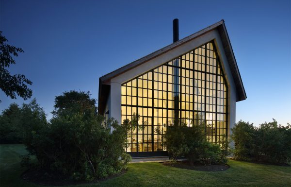 TA Dumbleton creates a Hamptons guest house with stucco walls and steel casement windows