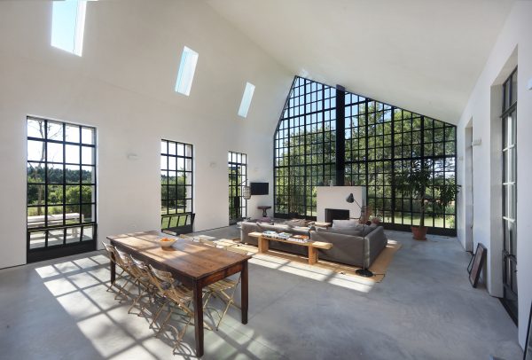TA Dumbleton creates a Hamptons guest house with stucco walls and steel casement windows