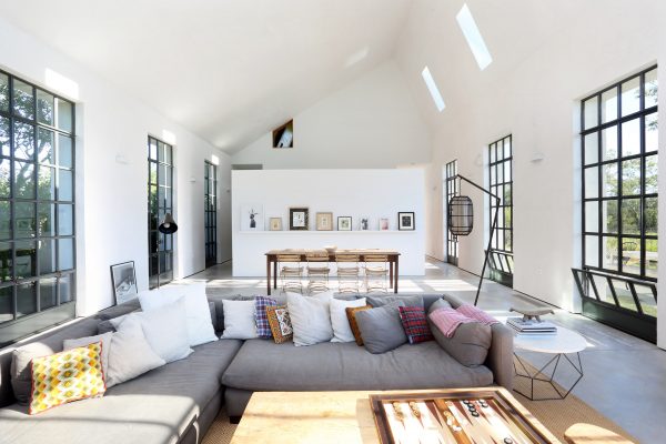 TA Dumbleton creates a Hamptons guest house with stucco walls and steel casement windows