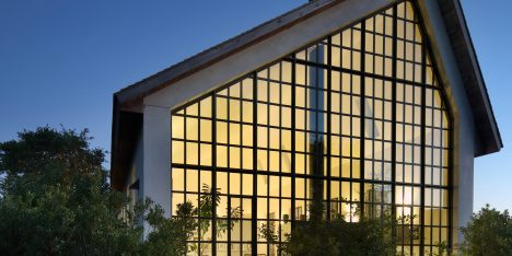 TA Dumbleton creates a Hamptons guest house with stucco walls and steel casement windows