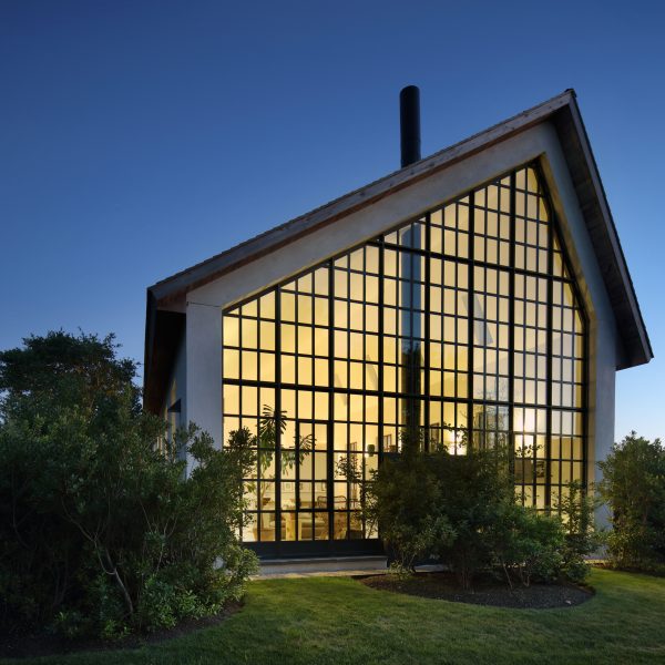 TA Dumbleton creates a Hamptons guest house with stucco walls and steel casement windows