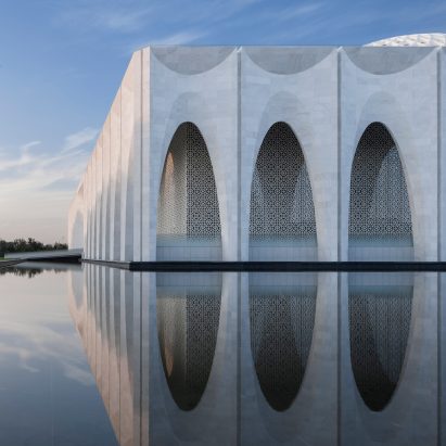Arched walkway wraps Muslim centre near Beijing by He Jingtang