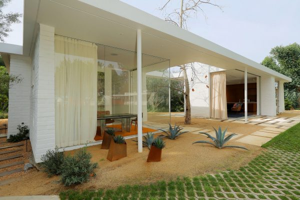 Hollywood Hills Residence by Struere