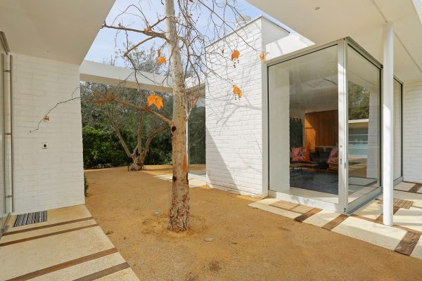 Hollywood Hills Residence by Struere