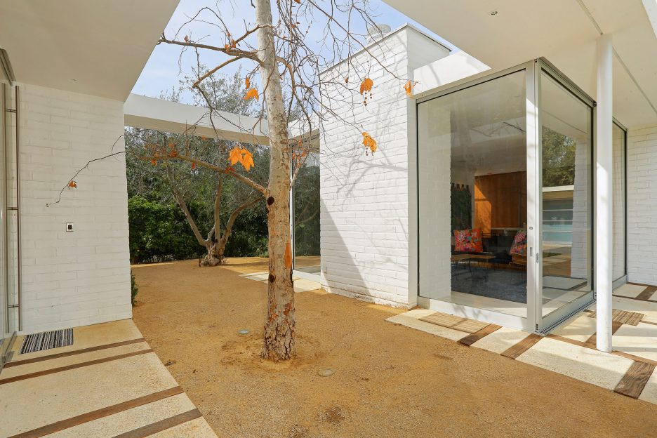 Hollywood Hills Residence by Struere