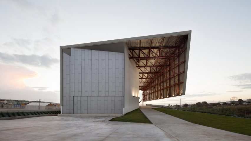 Dramatic folded canopy shelters riverside terrace of MX_SI Architects’ auditorium in Spain