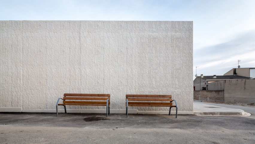 Morgue in Sant Vicenç de Castellet by Barceló Balanzó Arquitectes