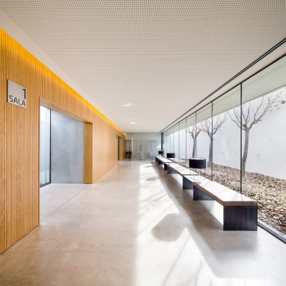 Morgue in Sant Vicenç de Castellet by Barceló Balanzó Arquitectes