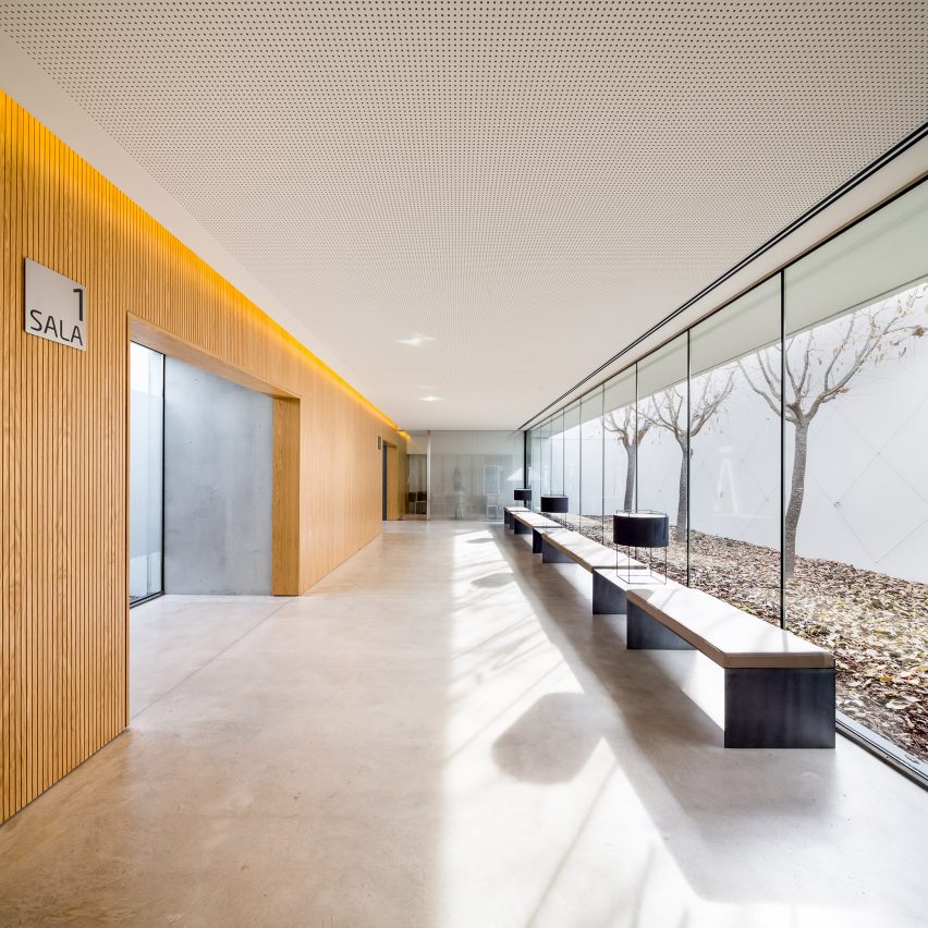 Morgue in Sant Vicenç de Castellet by Barceló Balanzó Arquitectes