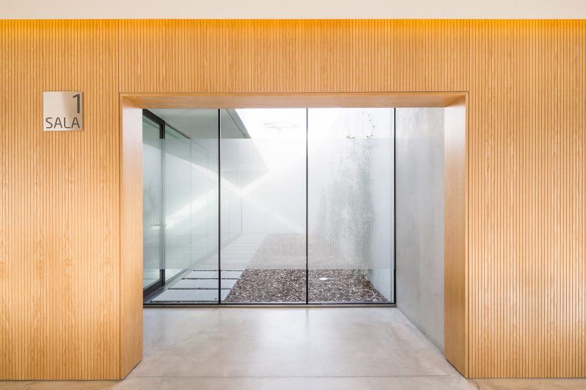 Morgue in Sant Vicenç de Castellet by Barceló Balanzó Arquitectes
