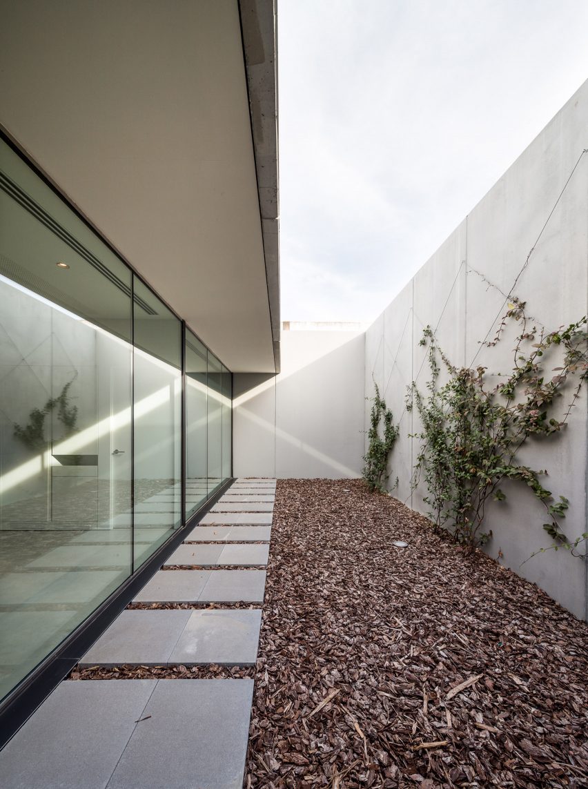 Morgue in Sant Vicenç de Castellet by Barceló Balanzó Arquitectes