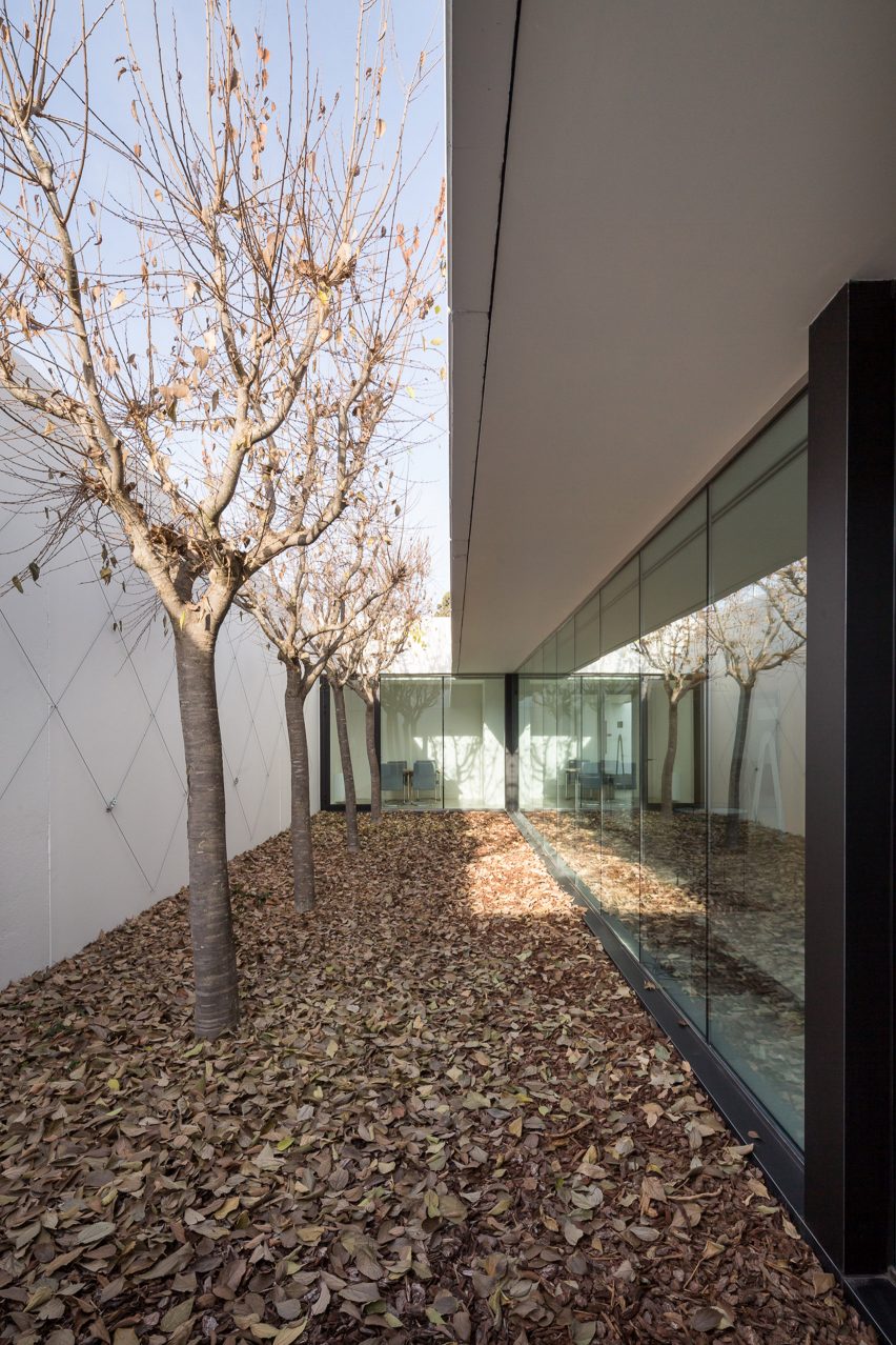 Morgue in Sant Vicenç de Castellet by Barceló Balanzó Arquitectes