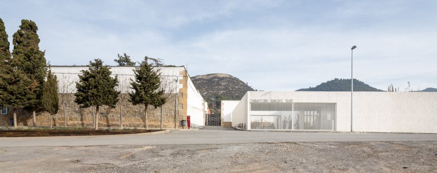 Morgue in Sant Vicenç de Castellet by Barceló Balanzó Arquitectes