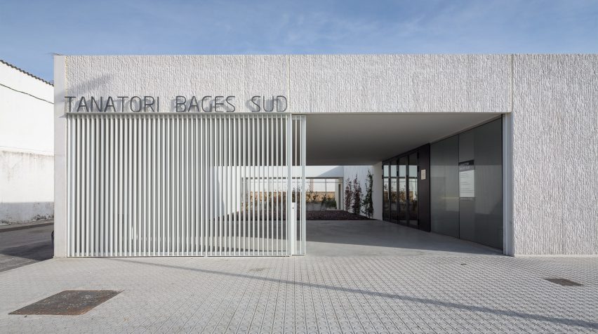 Morgue in Sant Vicenç de Castellet by Barceló Balanzó Arquitectes