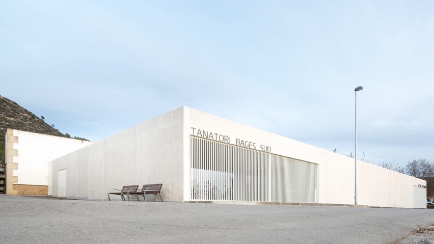 Morgue in Sant Vicenç de Castellet by Barceló Balanzó Arquitectes
