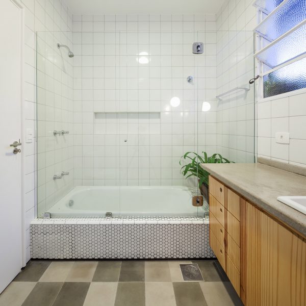 Oscar Freire Apartment by Claudia Bresciani and Júlia Risi