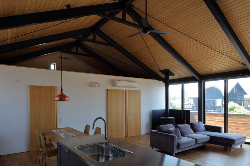 Wood & Steel Frames Renovation by TT architects