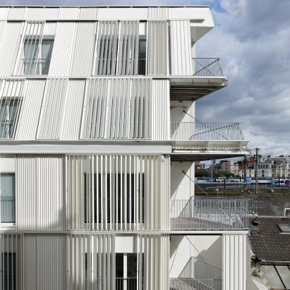 Sliding shutters cover Dietmar Feichtinger Architectes’ Parisian apartments