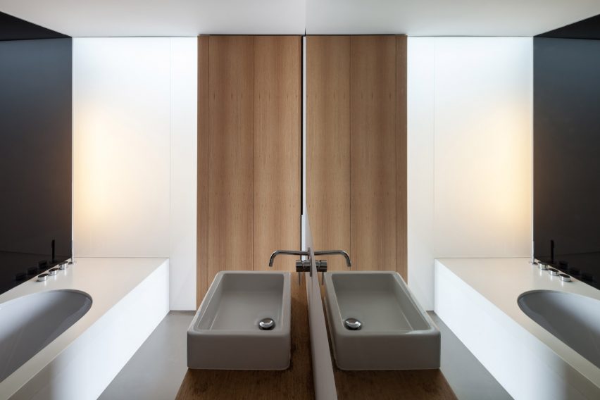 Abeel House by Miass Sys