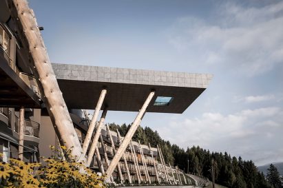 Cantilevering sky pool by noa