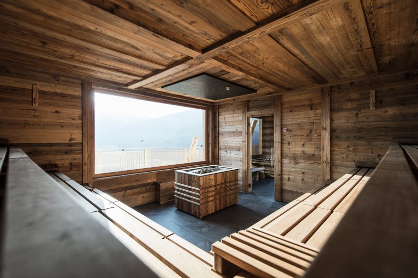 Cantilevering sky pool by noa