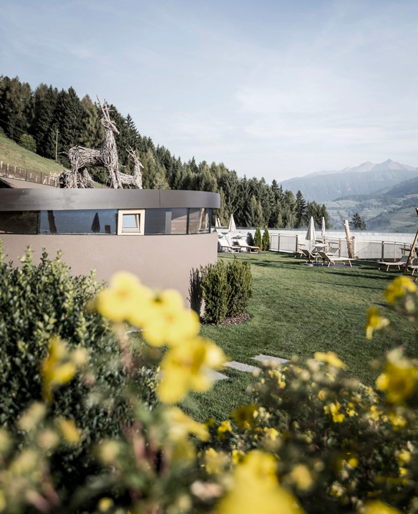Cantilevering sky pool by noa