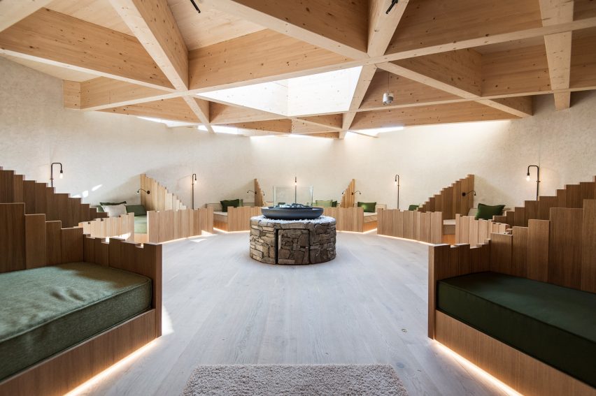 Cantilevering sky pool by noa