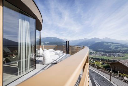 Cantilevering sky pool by noa