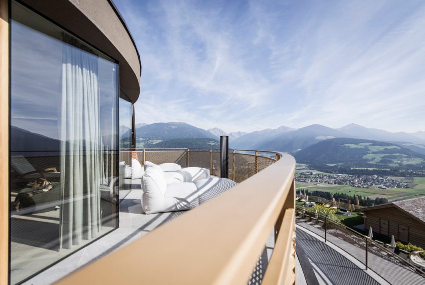 Cantilevering sky pool by noa