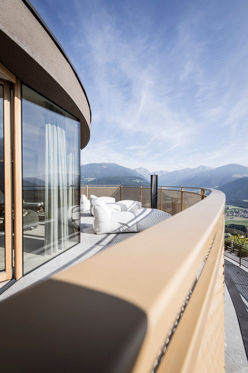 Cantilevering sky pool by noa