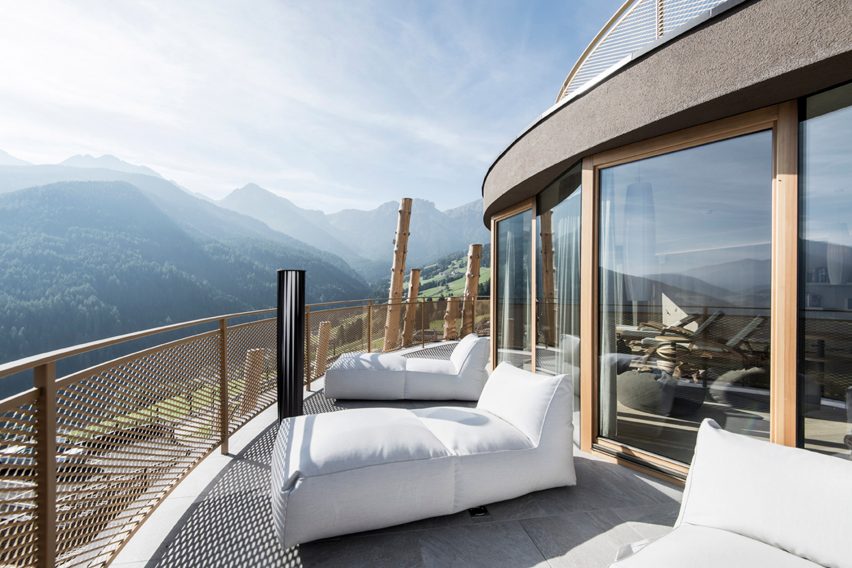 Cantilevering sky pool by noa