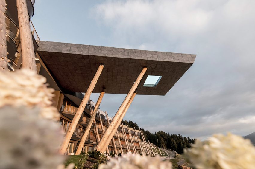 Cantilevering sky pool by noa