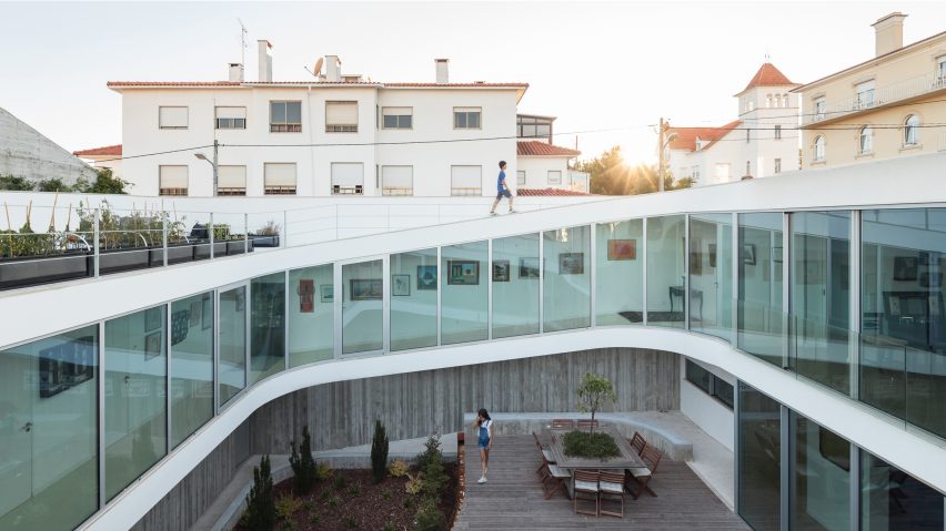Spiralling walkway surrounds courtyard at Portuguese home by António Costa Lima
