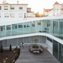 Spiralling walkway surrounds courtyard at Portuguese home by António Costa Lima