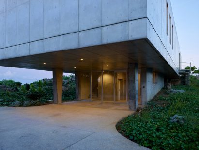 House on Ikema Island by 1100 Architect