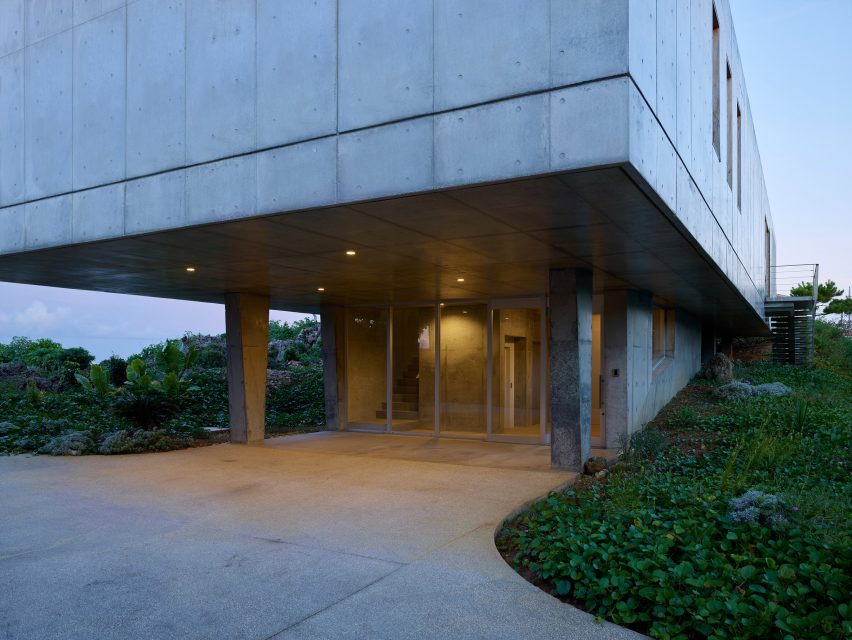 House on Ikema Island by 1100 Architect