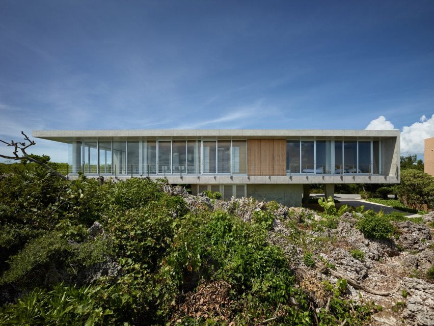 House on Ikema Island by 1100 Architect