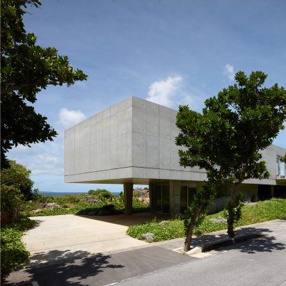 1100 Architect elevates concrete house above a bluff on a tiny Japanese island