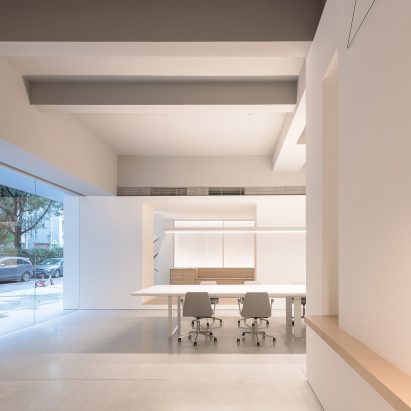 in-and-between-boxes-lukstudio-interiors-atelier-peter-fong-offices-minimalist-offices-roundup_dezeen_sq