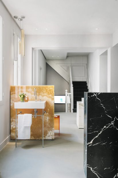 Laufen showroom in Madrid by Patricia Urquiola