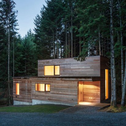 Agathom builds artist’s cabin in dense British Columbia forest
