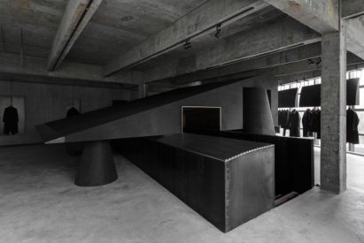 retail-inside-black-cabt-system-heike-store-hangzhou-an-world-architecture-festival-best-interior_dezeen_1704_ss_0