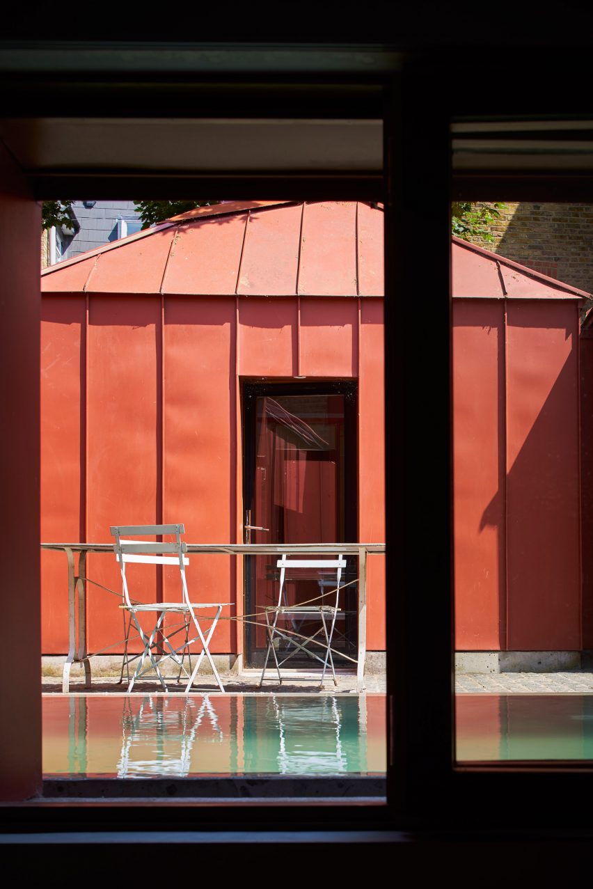 Tin House by Henning Stummel Architects