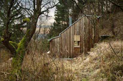 Tom's hut by Heike Schlauch