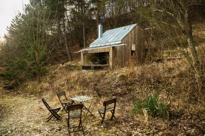 Tom's hut by Heike Schlauch