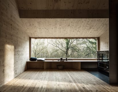 Tom's hut by Heike Schlauch