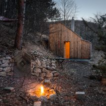 Tom's hut by Heike Schlauch