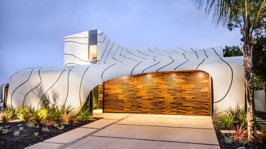 Mario Romano creates rippling aluminium skin for California home
