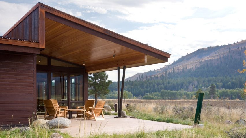 Weathering-steel volumes wrap courtyard at Washington holiday home